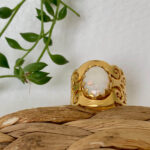 מאסרט – טבעת זהב משובצת אופל לבנה